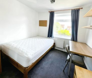 4 bedroom end of terrace house to rent - Photo 4