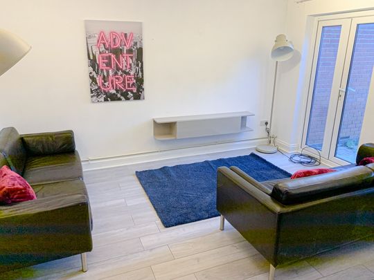 6 Bed Terraced House, Spear Road, SO14 - Photo 1