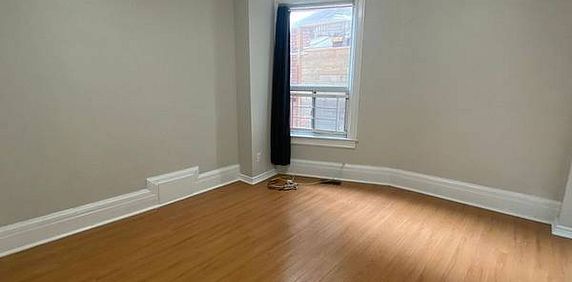 STEPS TO UOFT 6 BEDS 4 BATHS HOUSE - Photo 2