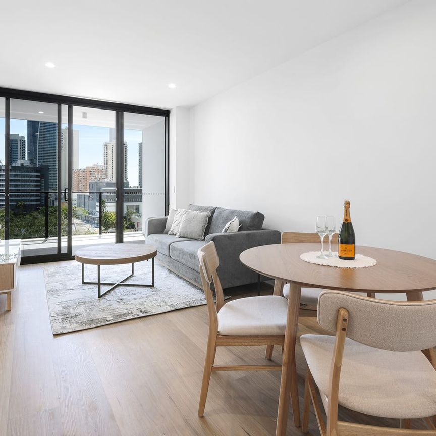 Essentia Surfers Paradise – Fully Furnished 1-Bedroom Apartment - Photo 1