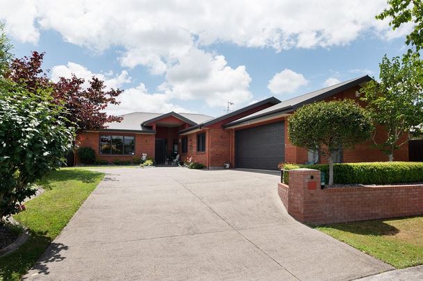 Spacious 5BR Family Home in Huntington - Photo 1