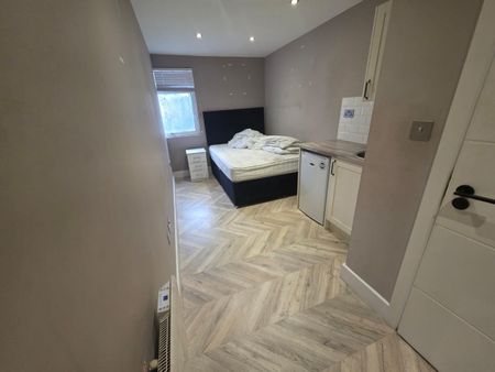 Studio Flat, Taunton Road, SE12 - Photo 3