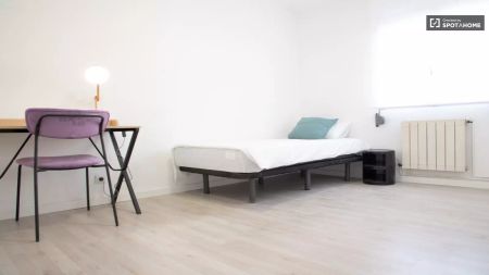 Single Bed in Room in a shared 4-bedroom apartment for rent in Numancia. - Photo 2