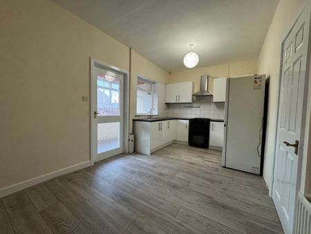 2 bedroom end of terrace house to rent - Photo 4