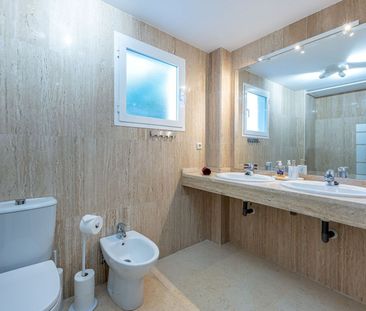 Middle Floor Apartment in Elviria - Photo 2