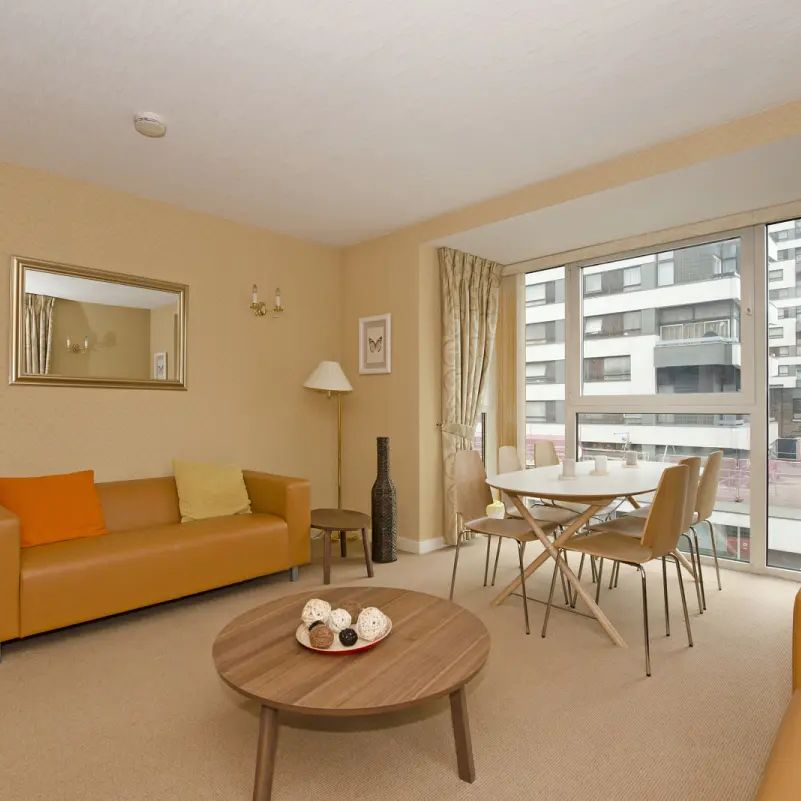 2 bedroom flat in London - Photo 1