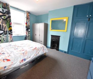 3 bedroom House in Parkfield Grove BED), Leeds - Photo 1