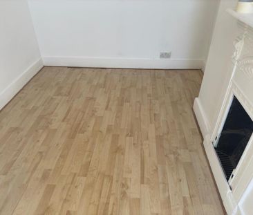 Available 3 Bed House - terraced - Photo 2