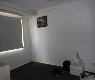 Share accomodation,electricity and water included. - Photo 2