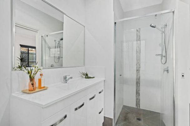 Contemporary living close to parks, shops, and transport. - Photo 1