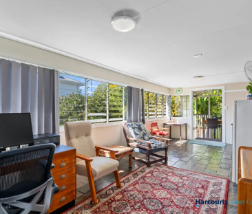 Large Family 4 bedroom home with Dual living - Photo 3