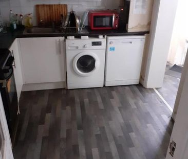 Room in a Shared House, Plashet Grove, E6 - Photo 3