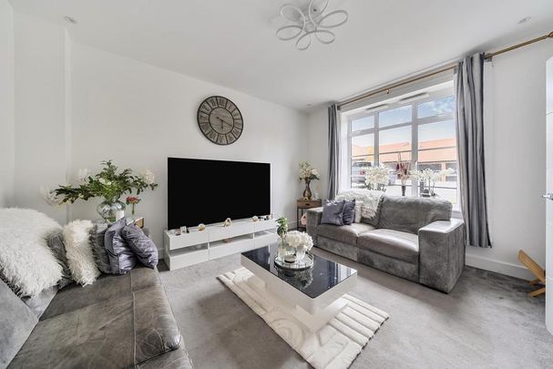 4 bedroom semi-detached house to rent - Photo 1