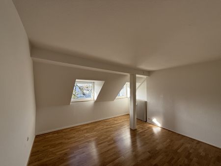 Wohnen mit Blick auf das Bismarckviertel – charmante 3-Zimmer-Dachgeschosswohnung! - Photo 3