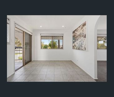 Comfortable Family Living with Plenty of Space! - Photo 2