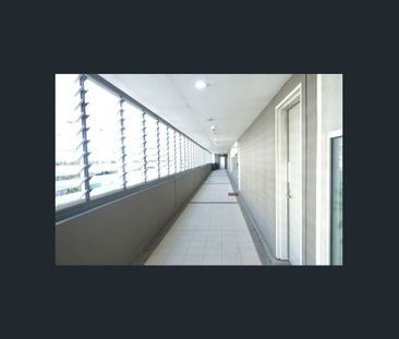 Two-bedroom apartment with excellent location in Zetland - Photo 1