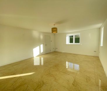 4 bedroom Detached House to let - Photo 2