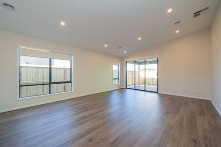 Ready to move in to with nothing to do! Available 28 Nov 2025 - Photo 2