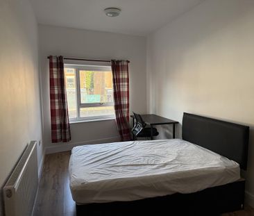 6 bedroom detached house to rent - Photo 4