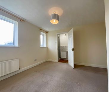 3 bedroom Semi-Detached House to let - Photo 5