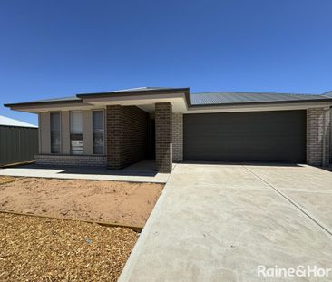 Four Bedroom Family Home with Two Living Areas. - Photo 6