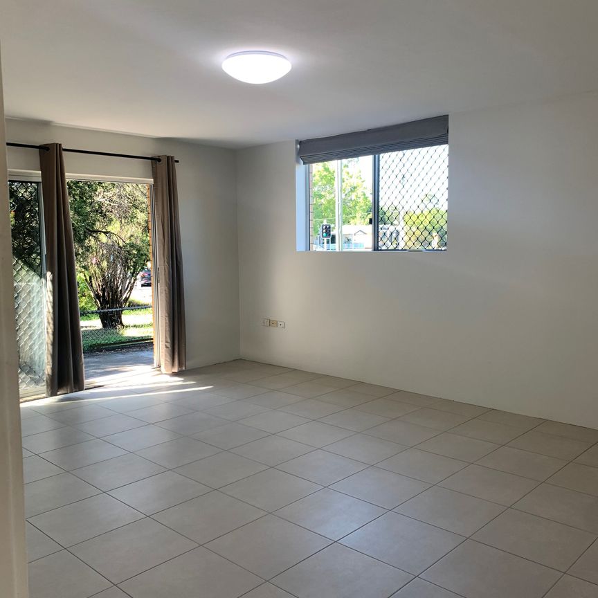 Spacious Coorparoo Unit with Air Conditioning - Photo 1