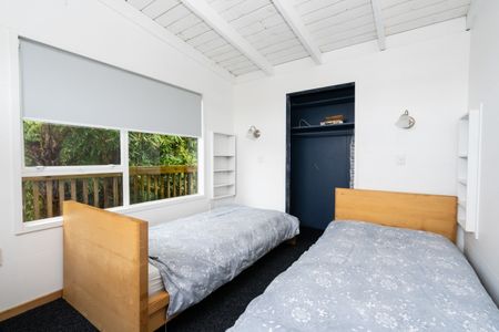 FULLY FURNISHED RETREAT WITH STUNNING DOVES BAY VIEWS - Photo 5