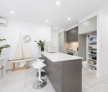 Stylish north-facing home opposite prime park - Photo 4
