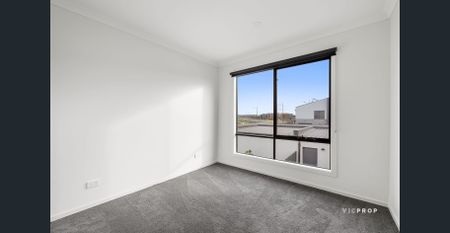 TOWNHOUSE LIVING AT IT'S FINEST! - Photo 2