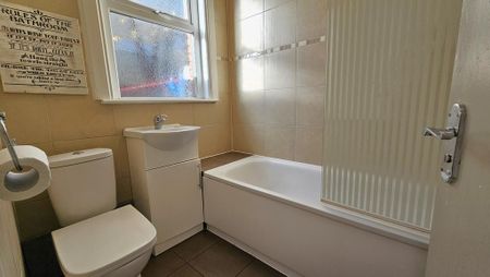 3 bedroom ground floor maisonette to rent - Photo 3