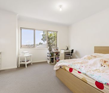 Discover this stylish and inviting contemporary townhouse, designed... - Photo 5