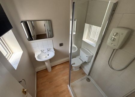 3 bedroom house - semi-detached to rent - Photo 4