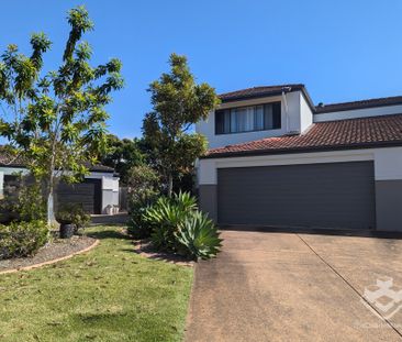 SPACIOUS 3 BEDROOM VILLA WITH LARGE CAREFREE BACKYARD - Photo 4
