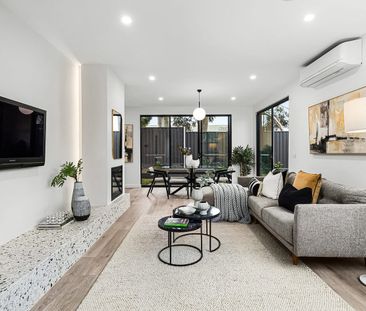 Contemporary Living with Expansive Outdoor Space - Photo 2