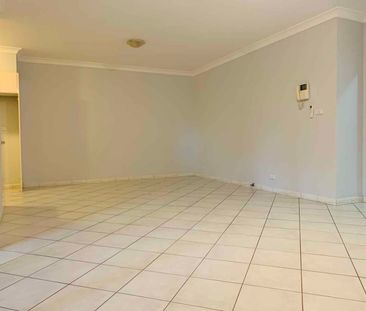 Spacious Ground Floor 2 Bedroom Unit - Close To All Amenities - Photo 4