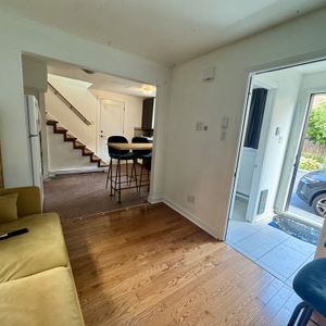 Plateau - 3 1/2 Cottage Sur 2 Étages - Photo 2