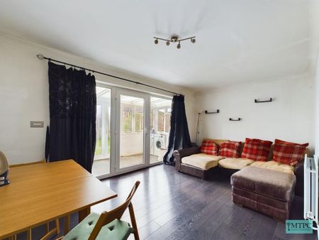 1 bedroom in a house share to rent - Photo 3