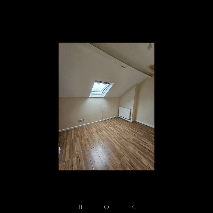 Room in a Shared House, Mortlake Road, S5 - Photo 1