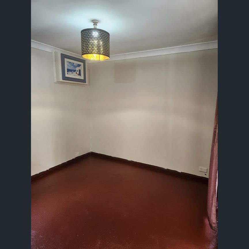 Newly renovated Granny ( one Bed, One bath, Kitchen and Lounge) - Photo 1