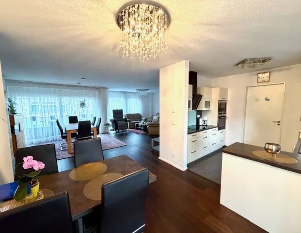 4-Zimmer-Stadtwohnung mit Aufzug, Einbauküche, 2 Balkone und Garage - Foto 1