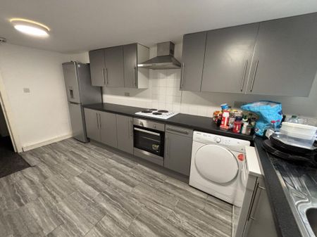 flat 1 185 Kirkstall Lane, Leeds, LS6 3EJ - Photo 2