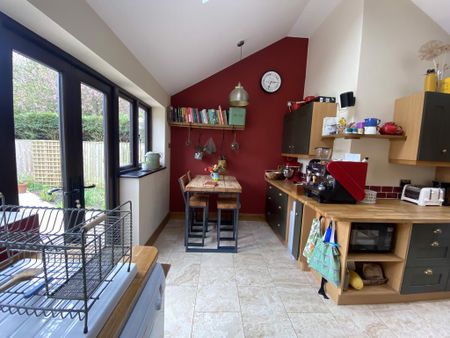 4 bedroom end of terrace house to rent - Photo 3