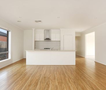 Great Family Living in Upper Point Cook !! - Photo 2