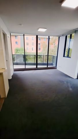 2 bed 2 bath - Photo 2