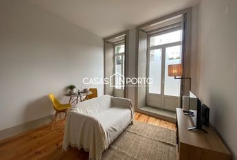Apartamento T0+1 para arrendamento na Rua Santa Catarina, Porto