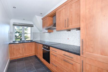 2 bedroom Flat in Woodstock House, Wokingham - Photo 3