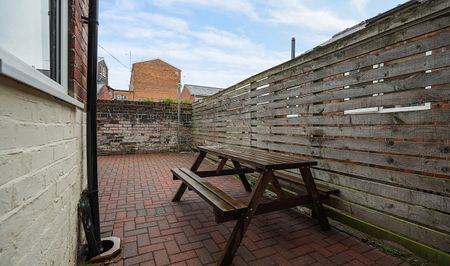 4 bedroom House in a great location! - Photo 2