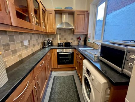 2 bedroom terraced house to rent - Photo 4