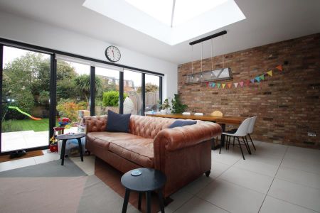 4 bedroom semi-detached house to rent - Photo 2