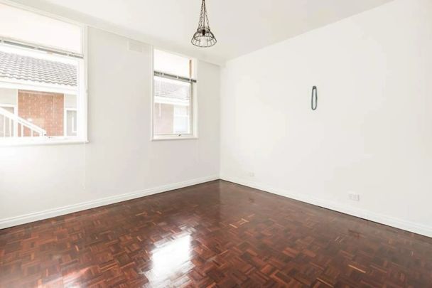 RETRO APARTMENT - STUNNING LOCATION! - Photo 1